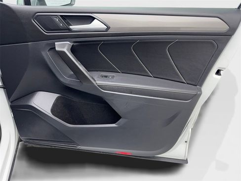 Used 2022 Volkswagen Tiguan SE image 52