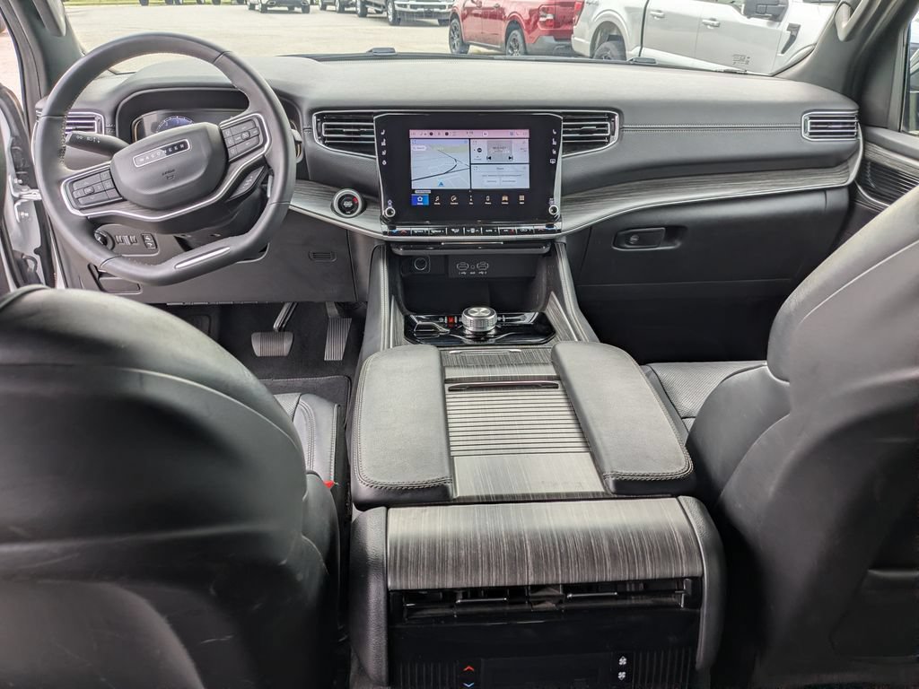 Used 2024 Jeep Wagoneer Series II AWD/4WD image 4