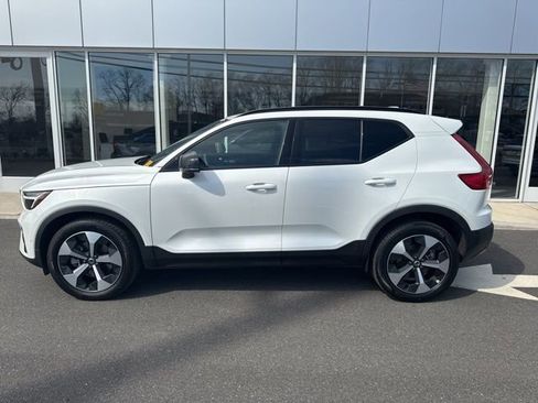 Certified 2025 Volvo XC40 B5 Plus AWD/4WD image 2