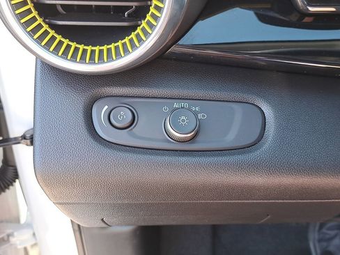 Used 2025 Chevrolet Trax ACTIV w/ Sunroof Package image 30