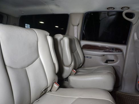 Used 2005 Chevrolet Suburban Z71 w/ Preferred Equipment Group image 22