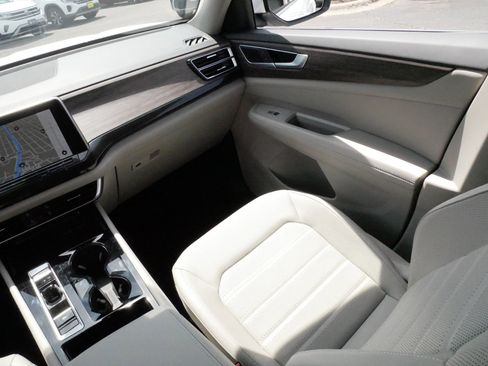 Certified 2025 Volkswagen Atlas SEL AWD/4WD image 11