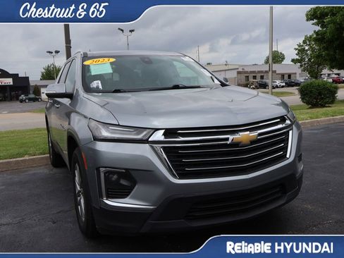 Used 2023 Chevrolet Traverse LT FWD image 2