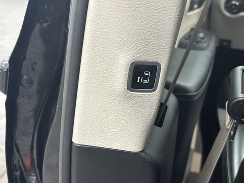 Used 2024 Chrysler Pacifica Select image 15