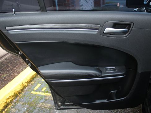Used 2016 Chrysler 300 Limited w/ Driver Convenience Group image 36