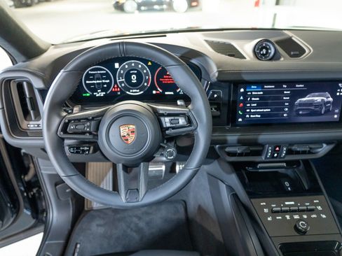 Certified 2026 Porsche Cayenne GTS AWD/4WD image 28