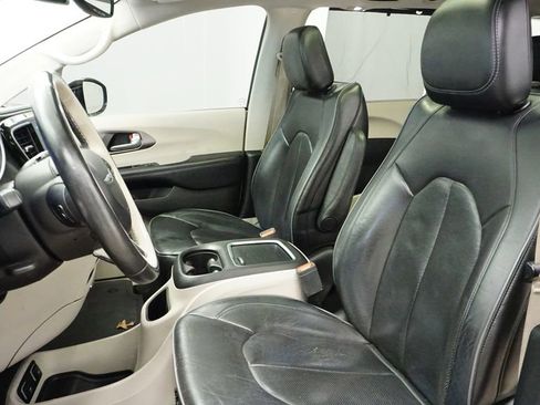 Certified 2018 Chrysler Pacifica Limited image 23