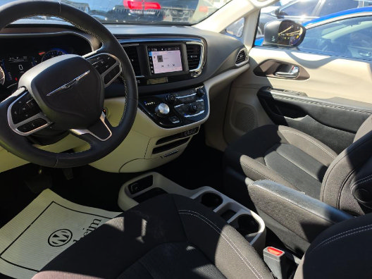 Used 2023 Chrysler Voyager LX FWD image 6