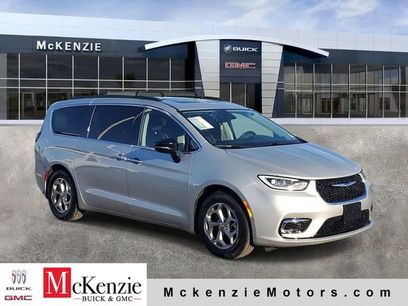 Used 2024 Chrysler Pacifica Limited w/ Uconnect Theater Family Group