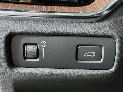 Used 2021 Volvo S60 T5 Momentum w/ Premium Package image 17