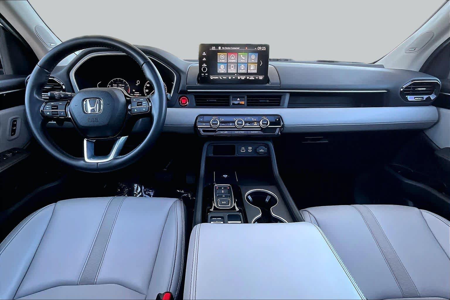 Used 2025 Honda Pilot Touring image 14