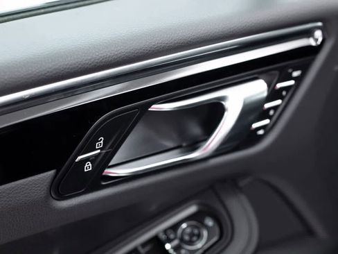 Certified 2025 Porsche Macan Turbo image 19