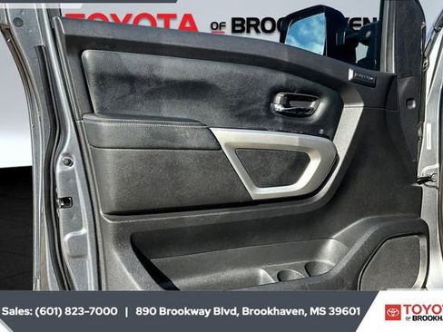 Used 2021 Nissan Titan SL w/ Moonroof Package image 17