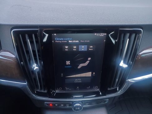 Used 2018 Volvo S90 T5 Momentum w/ Convenience Package image 4