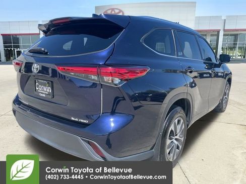 Certified 2021 Toyota Highlander XLE AWD/4WD image 5