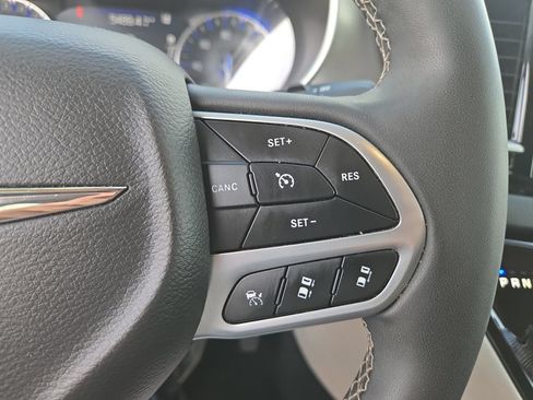 Used 2023 Chrysler Pacifica Touring-L FWD image 17