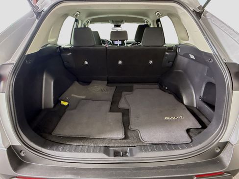 Used 2021 Toyota RAV4 LE image 34