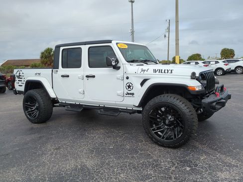 Used 2022 Jeep Gladiator Willys image 2