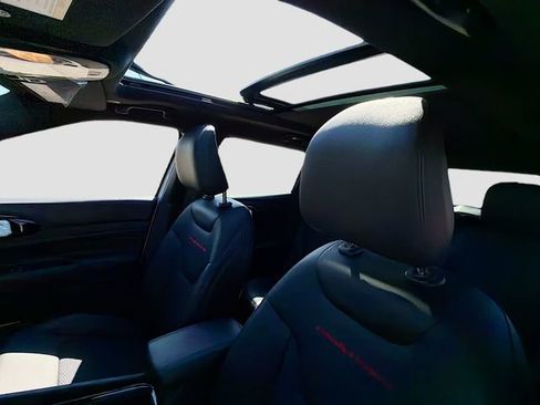 New 2026 Jeep Compass Trailhawk w/ Sun, Sound & Navigation Group AWD/4WD image 24