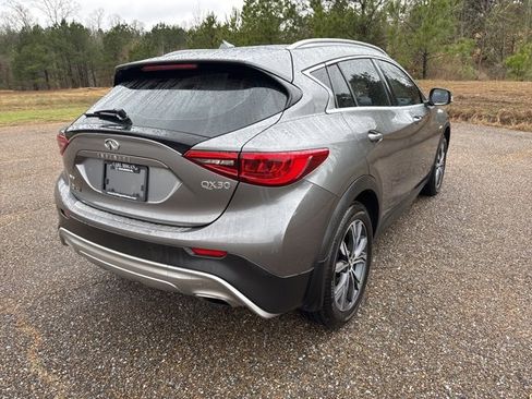 Used 2017 INFINITI QX30 Premium w/ Navigation Package image 3