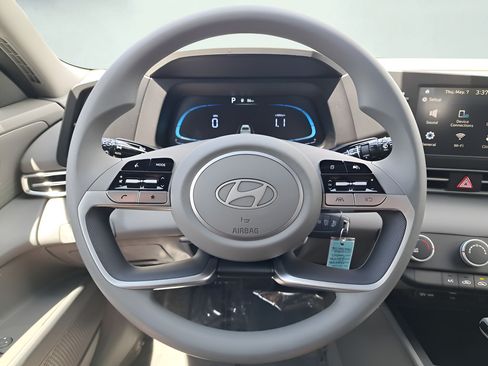 Used 2026 Hyundai Elantra SE FWD image 18