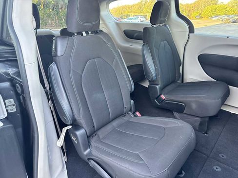 Used 2021 Chrysler Pacifica Touring image 19