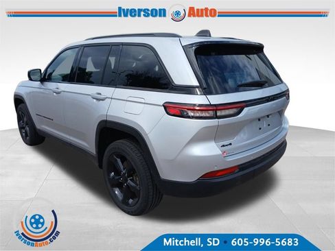 Used 2024 Jeep Grand Cherokee Altitude AWD/4WD image 6