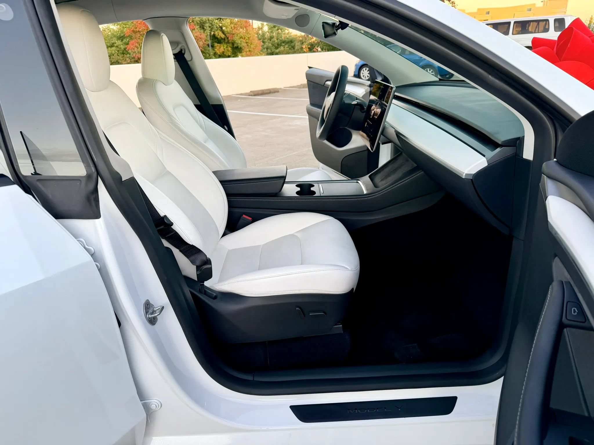 Used 2024 Tesla Model Y Long Range AWD/4WD image 16