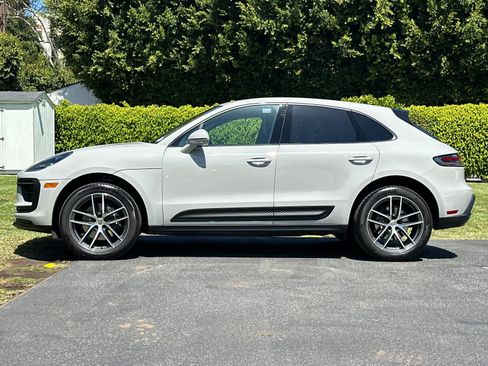 Certified 2025 Porsche Macan AWD/4WD image 2