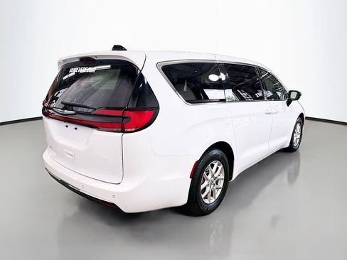 Used 2024 Chrysler Pacifica Touring-L FWD image 9