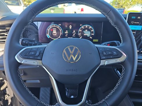 New 2026 Volkswagen Tiguan SE image 9