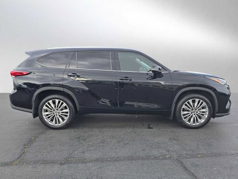 Used 2023 Toyota Highlander Platinum image 2