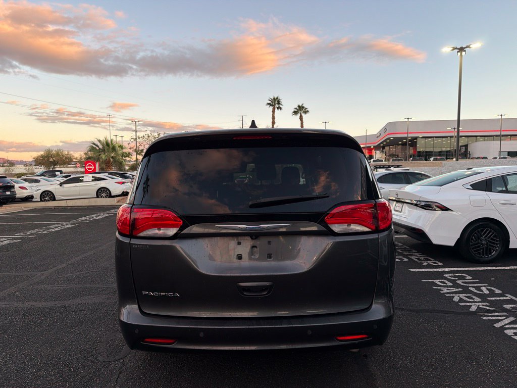 Used 2018 Chrysler Pacifica L FWD image 5