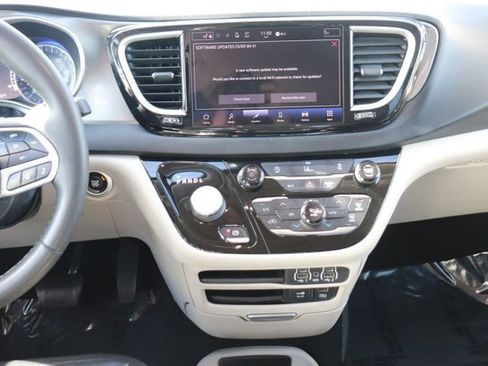 Used 2022 Chrysler Pacifica Touring-L image 14