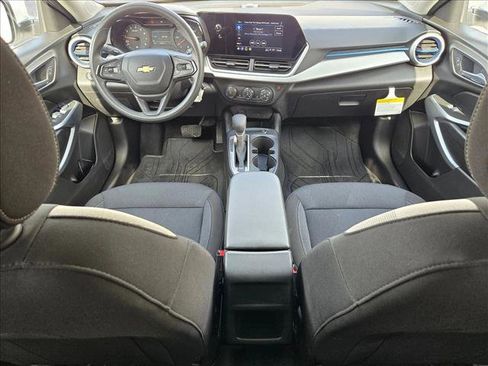 Used 2025 Chevrolet Trax LS w/ LS Convenience Package image 18