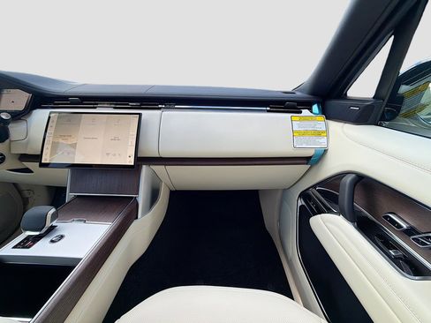 New 2026 Land Rover Range Rover Long Wheelbase SE image 19