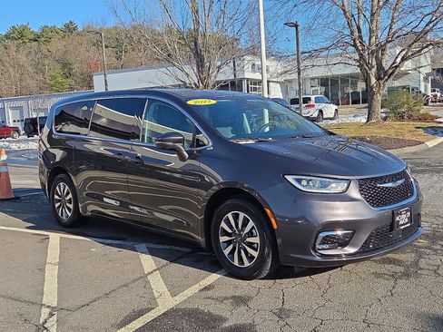 Used 2022 Chrysler Pacifica Touring-L image 4