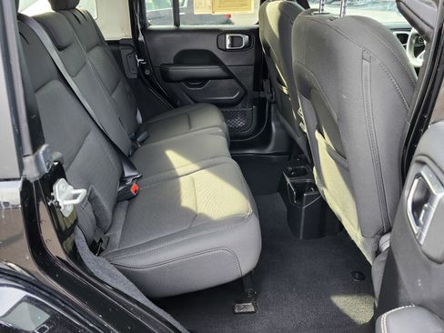 Used 2020 Jeep Wrangler Unlimited Sahara image 19