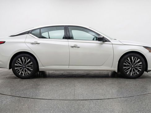 Used 2025 Nissan Altima 2.5 SV FWD image 11