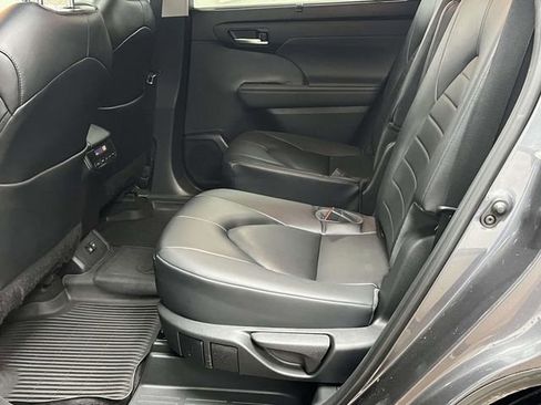 Used 2023 Toyota Highlander XLE AWD/4WD image 16