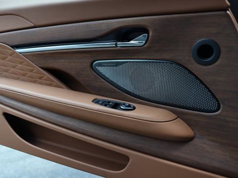 Used 2024 Aston Martin DB12 Convertible image 27