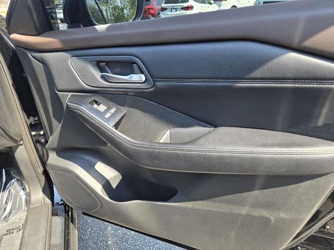 Used 2023 Nissan Rogue SL w/ SL Premium Package image 9