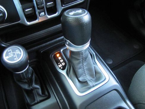 Used 2024 Jeep Wrangler Unlimited AWD/4WD image 38