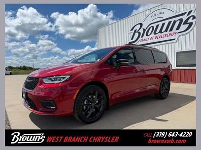 New 2026 Chrysler Pacifica Limited w/ S Appearance Package