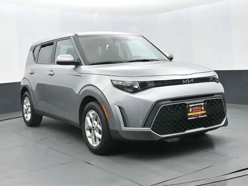 Used 2025 Kia Soul LX w/ LX Technology Package image 2
