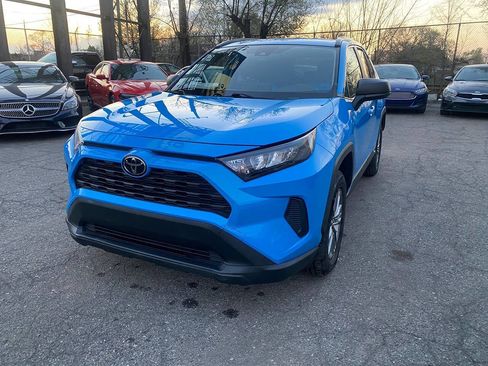 Used 2020 Toyota RAV4 LE FWD image 2