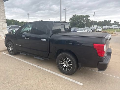 Used 2021 Nissan Titan SV w/ SV Convenience Package RWD image 2