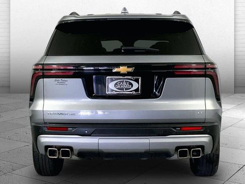 Used 2024 Chevrolet Traverse LT image 3