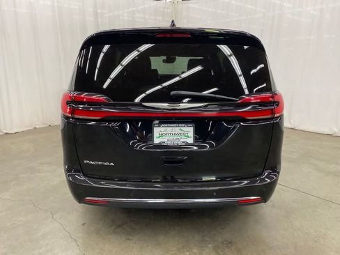 Used 2025 Chrysler Pacifica Select FWD image 5