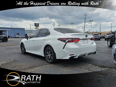 Used 2023 Toyota Camry SE image 4